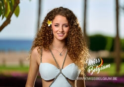 30estelleportretfullhd.jpg